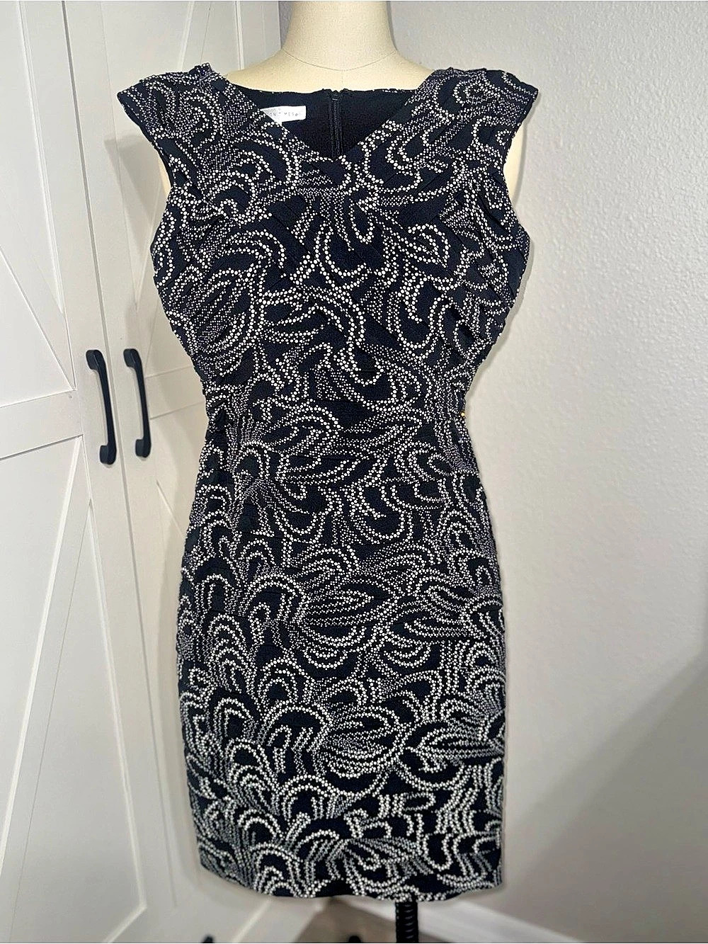 London Times Paisley Mini Dress in Black & White Size 6 Like New